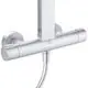 Duschsystem mit Thermostat von Ideal Standard, ausgestattet mit zwei Ablagen und zwei Ausläufen für Kopf- und Handbrause in Silber.